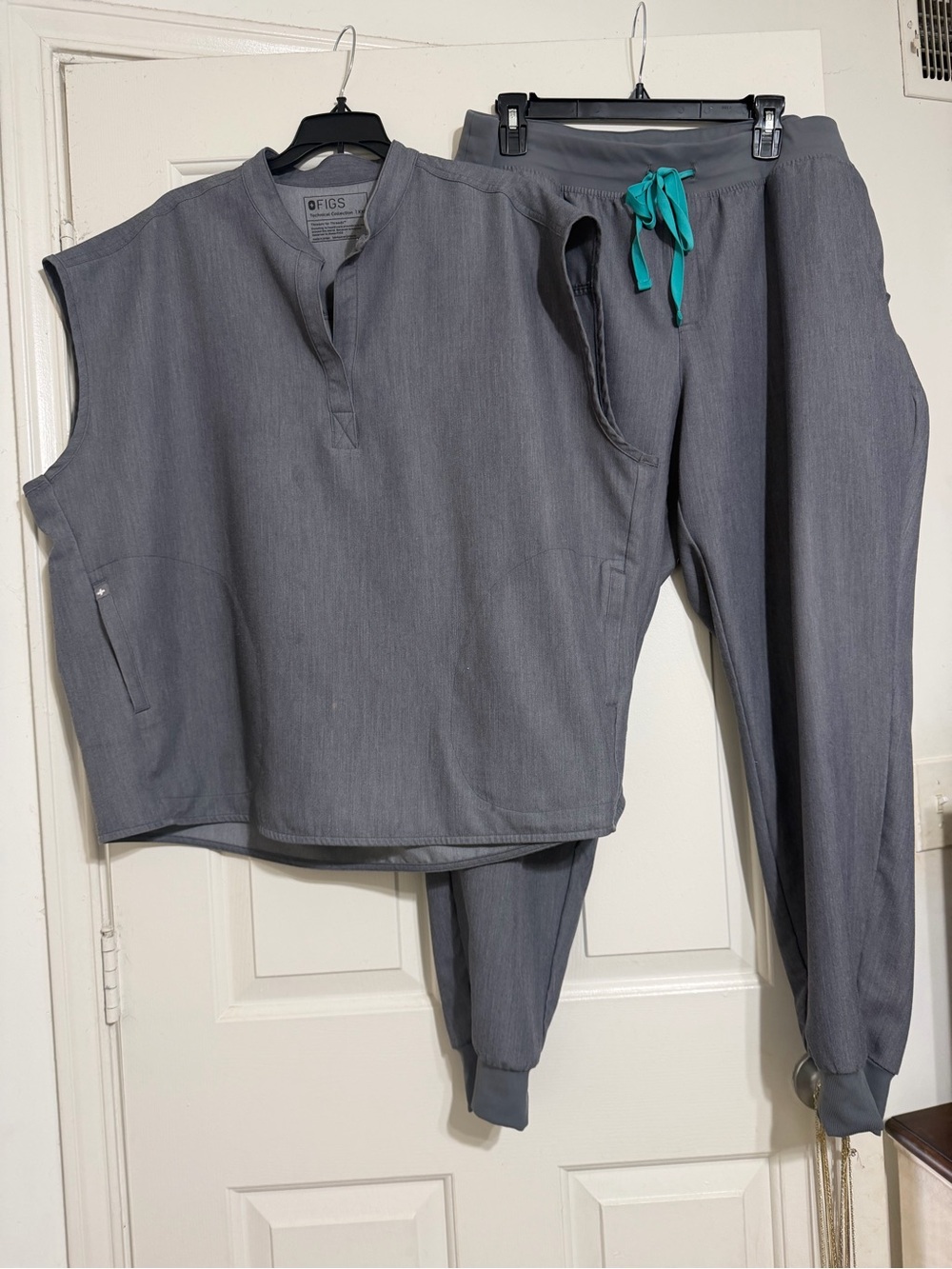 Figs brand grey Scrub Set-Rafaella top and jogger cuffed pants in size 2X.